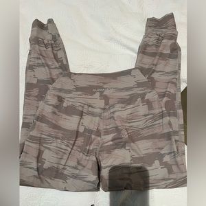 alphalete surface expanse jogger desert canvas camo